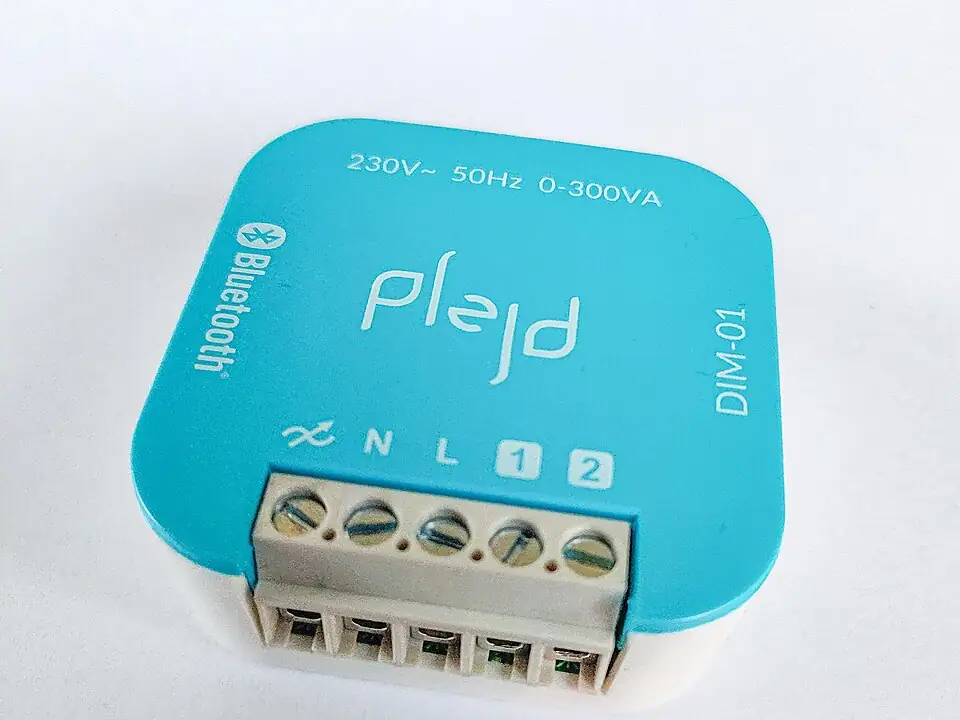 En Plejd-dosdimmer DIM-01 med plintarna för dimrad utgång, N, L, 1 och 2 och märkningen 230 V, 50 Hz, 0–300 VA