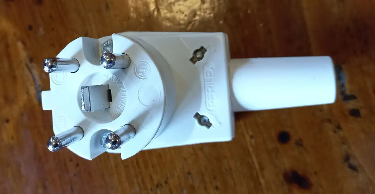 Vit Perilex-stickpropp för 3 x 16 A och 400 V sedd framifrån med fem metallstift